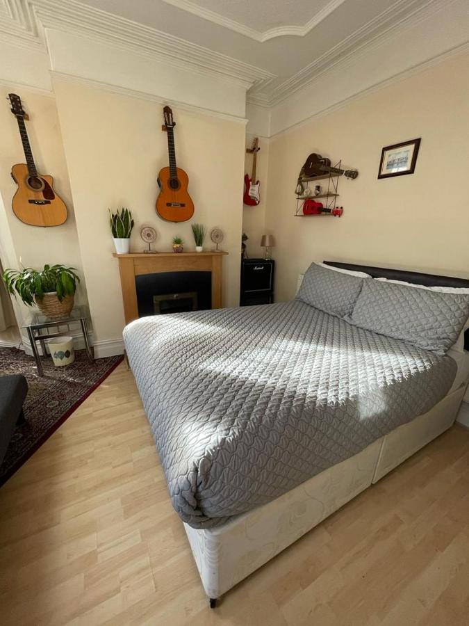 Room In Family Home Near Penny Lane Liverpool Dış mekan fotoğraf