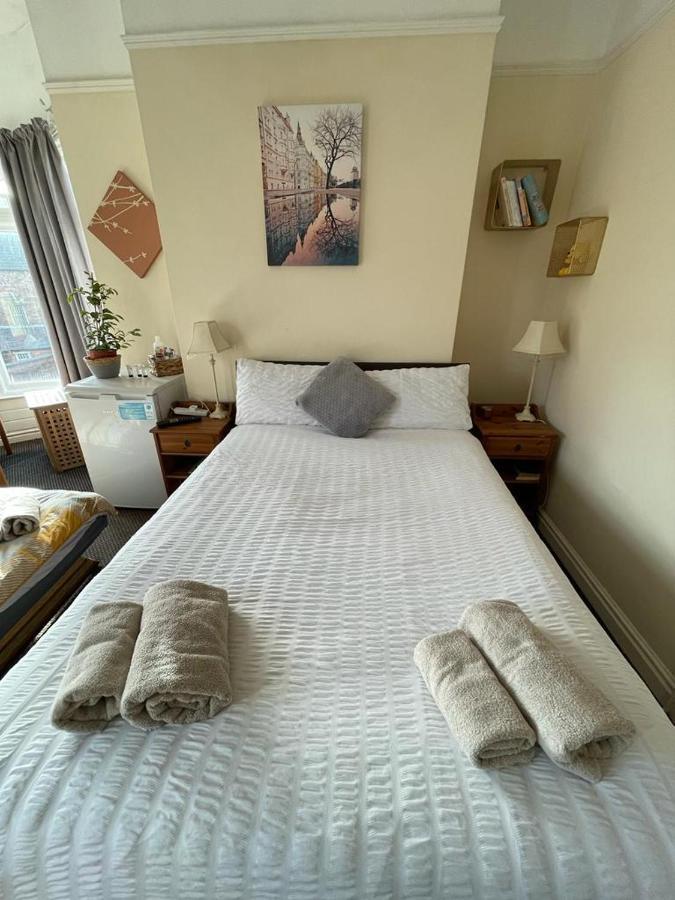 Room In Family Home Near Penny Lane Liverpool Dış mekan fotoğraf