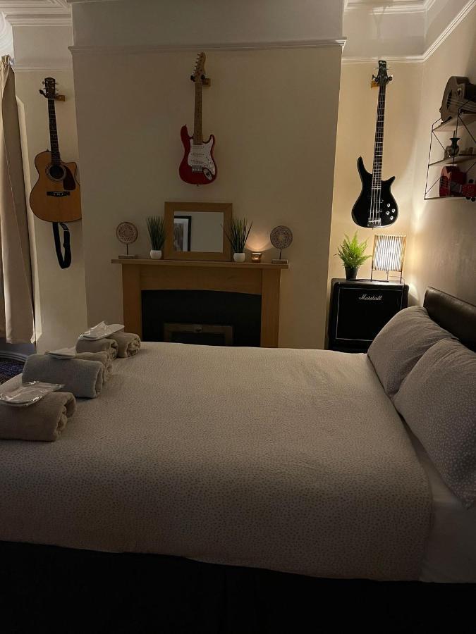 Room In Family Home Near Penny Lane Liverpool Dış mekan fotoğraf